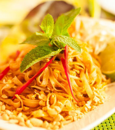 PAD THAI - Gebratene Reisnudeln mit Eiern, Frühlingszwiebeln, Sojasprossen