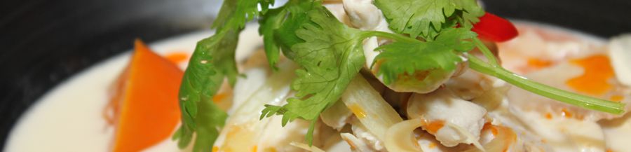 Tom Kha Gai - Traditionelle Kokosnussmilchsuppe aus Thailand